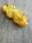 Яблочные Темпуры на серой поверхности — стоковое фото