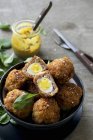 Vue rapprochée des œufs de caille écossaise avec sauce — Photo de stock