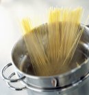 Cocinar pasta de espaguetis - foto de stock