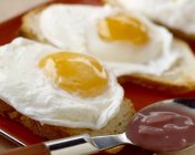 Жареные яйца на хлеб — стоковое фото