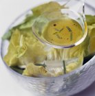 Aderezo francés de limón en tazón de vidrio y cuchara sobre fondo blanco - foto de stock
