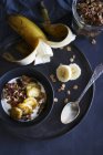 Muesli con yogur y plátanos al horno - foto de stock