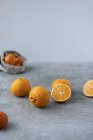 Mandarinas enteras y cortadas a la mitad - foto de stock