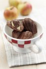 Chocolate and apple Madeleines in cup — Stock Photo