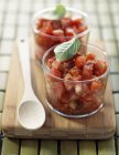 Tartar de tomate en tazas - foto de stock