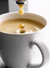 Чашка кофе экспрессо под кофеваркой — стоковое фото