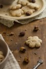 Biscoitos de avelã em pratos — Fotografia de Stock