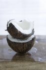 Свежие кокосовые половинки — стоковое фото