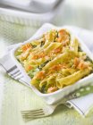 Penne Pasta mit Lachs und Frischkäse — Stockfoto
