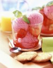 Boules de crème glacée aux fraises — Photo de stock