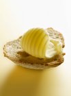 Масло на куске хлеба — стоковое фото