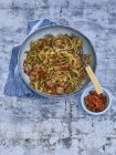 Spaghettis au chou frisé et fenouil inblue plaque sur la surface bleue rustique — Photo de stock