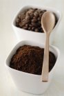 Groud Kaffee und Bohnen — Stockfoto