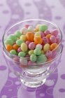 Vista close-up de doces coloridos em tigelas de vidro — Fotografia de Stock