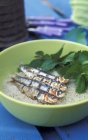Sardines grillées dans un bol à la menthe — Photo de stock