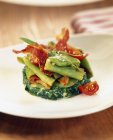 Spinat-Salat mit Fleisch — Stockfoto