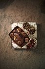 Schokoladenkuchen mit Walnüssen — Stockfoto