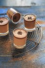 Mousse de chocolate en vasos pequeños - foto de stock