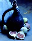 Cruche traditionnelle et figues fraîches — Photo de stock