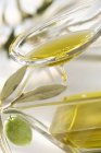 Olivenöl in einem Löffel — Stockfoto