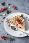 Slice of redcurrant and almond tart — Stock Photo