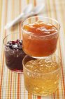 Marmellate di frutta assortite in bicchieri — Foto stock