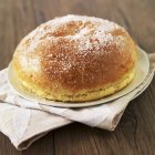 Fouace pastel albigeoise con azúcar glaseado en el plato y tela doblada - foto de stock