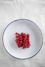Ribes rosso in ciotola di smalto — Foto stock