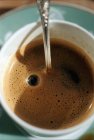 Café noir dans la tasse — Photo de stock