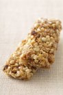 Barres de céréales avec riz soufflé et raisins secs — Photo de stock