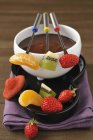 Primer plano vista de chocolate Fondue con frutas y bayas - foto de stock