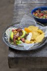 Tortilla con carne picada en plato - foto de stock