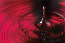 Капля красного вина — стоковое фото