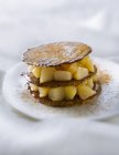 Schokoladenkekse und Birnenmille-Feuille auf weißem Teller — Stockfoto
