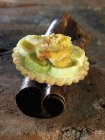 Vista de primer plano de eglefino y tartaleta de puerro en cuero de fruta enrollado - foto de stock