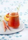 Персиковый и абрикосовый сок — стоковое фото