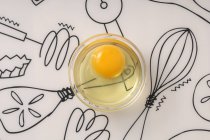 Huevo roto en tazón - foto de stock