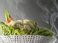 Cuisson à la vapeur légumes — Photo de stock