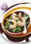 Crevettes poêlées aux légumes verts — Photo de stock