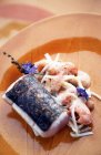 Вид крупным планом на кусок рыбы Зандера с раками и цветами — стоковое фото