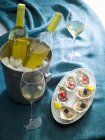 Підвищений вид устриць з ікрою та білим вином — стокове фото