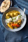 Chicken Jalfrezi und Chicken Korma mit Reis und Naan-Brot — Stockfoto