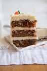 Carota torta primo piano su sfondo sfocato — Foto stock