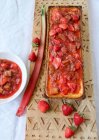 Gâteau au fromage aux fraises et rhubarbe — Photo de stock