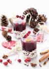 Vino rimuginato senza alcool natalizio in bicchieri festivi — Foto stock