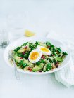 Insalata di cavolo e quinoa con avocado e uova — Foto stock