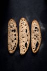 Fatias de pão de massa de spour caseiro, vista de cima — Fotografia de Stock