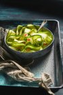 Würziger Gurkensalat mit Erdnüssen und Chili — Stockfoto