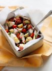 Картопляний салат з куркою, вишневими помідорами, цибулею, яйцем та беконом — стокове фото
