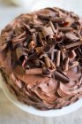 Primer plano de delicioso pastel de crema de chocolate (vista superior) - foto de stock